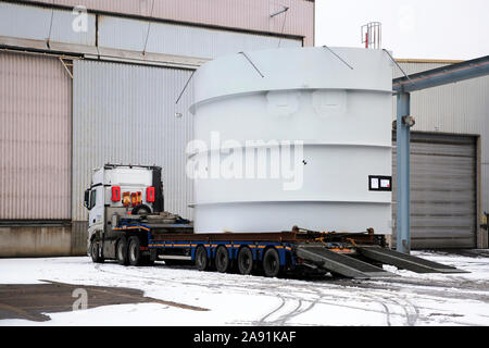 Auflieger Durchführung einer mit Überhöhe Stahlrahmen auf der Ladefläche von der Fabrik. Die Komponente Schiffe von Finnland bis nach Chile. Salo, Finnland. Nov 8, 2019. Stockfoto