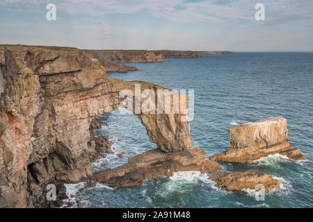 Die grüne Brücke von Wales, ein Natural Arch, die durch die Erosion der Küsten an der Küste von Pembrokeshire, Wales. Stockfoto