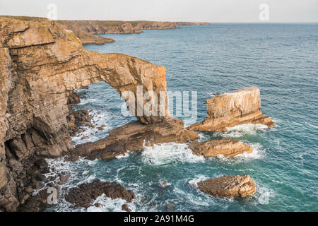 Die grüne Brücke von Wales, ein Natural Arch, die durch die Erosion der Küsten an der Küste von Pembrokeshire, Wales. Stockfoto