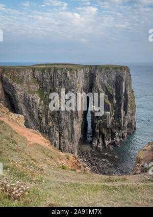 Ein natürlicher Bogen in die Felsen, die durch die Erosion der Küsten an der Küste von Pembrokeshire, Wales. Stockfoto