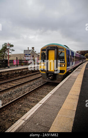 Ein Zug steht bei Dent Bahnhof, Cowgill, South Lakeland District von Cumbria, dem höchsten über dem Meeresspiegel in England bei 1150 Fuß Stockfoto