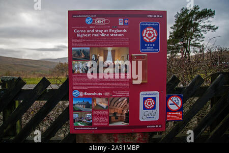 Ein Zeichen Werbung Unterkünfte im Dent Bahnhof, Cowgill, South Lakeland District von Cumbria, dem höchsten über dem Meeresspiegel in England Stockfoto