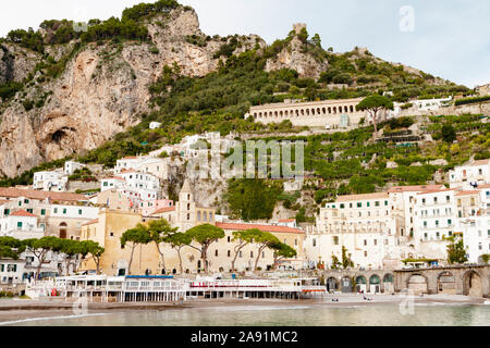 AMALFI, ITALIEN 7. NOVEMBER 2019: Berg mit einem Amalfi am Tyrrhenischen Meer Landschaft sonnenuntergang stadt und Natur Panoramablick. Häuser und Hotels, Kirche Stockfoto