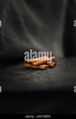 Zimtstangen auf schwarzem Hintergrund Stockfoto
