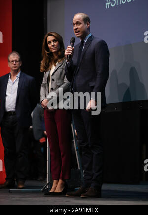 Der Herzog und die Herzogin von Cambridge auf der Bühne während eines freiwilligen Veranstaltung mit der Charity Anschreien, der Troubadour Weiße Stadt Theater in London. Stockfoto