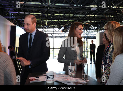 Der Herzog und die Herzogin von Cambridge während einer freiwilligen Veranstaltung mit der Charity Anschreien, der Troubadour Weiße Stadt Theater in London. Stockfoto