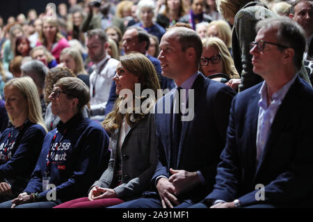 Der Herzog und die Herzogin von Cambridge während einer freiwilligen Veranstaltung mit der Charity Anschreien, der Troubadour Weiße Stadt Theater in London. Stockfoto