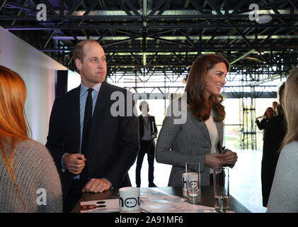 Der Herzog und die Herzogin von Cambridge während einer freiwilligen Veranstaltung mit der Charity Anschreien, der Troubadour Weiße Stadt Theater in London. Stockfoto