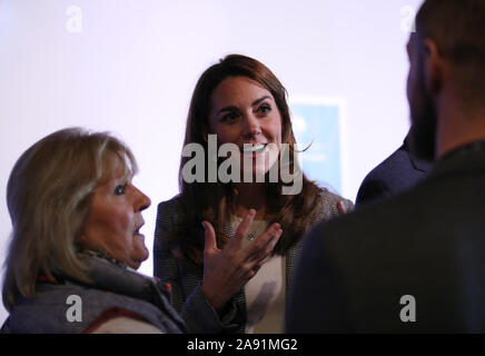 Die Herzogin von Cambridge während einer freiwilligen Veranstaltung mit der Charity Anschreien, der Troubadour Weiße Stadt Theater in London. Stockfoto