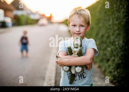 Junge Holding ausgestopften Dinosaurier Stockfoto