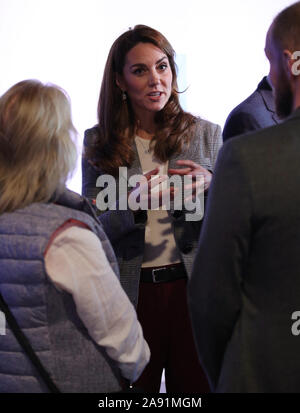 Die Herzogin von Cambridge während einer freiwilligen Veranstaltung mit der Charity Anschreien, der Troubadour Weiße Stadt Theater in London. Stockfoto