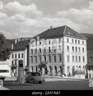 1950, historische, eine Schweizer Auto Von Bern vor dem Hotel de Ville, Saint-Imier, Schweiz geparkt. Stockfoto