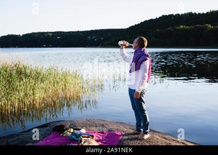 Mann am See Stockfoto