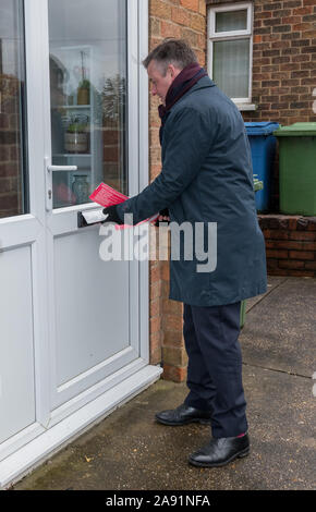 Mansfield, Nottinghamshire, England, UK. 12. November 2019. Jon Ashworth Labours Schatten Staatssekretär für Gesundheit werbend in Mansfield, Nottinghamshire. Diese marginale parlamentarischen Sitz, die von der konservativen Partei bei den Wahlen 2017 von Ben Bradley gewonnen wurde und könnte eine zentrale Schlachtfeld in dieser Wahl werden. Alan Beastall/Alamy leben Nachrichten Stockfoto