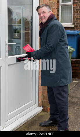 Mansfield, Nottinghamshire, England, UK. 12. November 2019. Jon Ashworth Labours Schatten Staatssekretär für Gesundheit werbend in Mansfield, Nottinghamshire. Diese marginale parlamentarischen Sitz, die von der konservativen Partei bei den Wahlen 2017 von Ben Bradley gewonnen wurde und könnte eine zentrale Schlachtfeld in dieser Wahl werden. Alan Beastall/Alamy leben Nachrichten Stockfoto