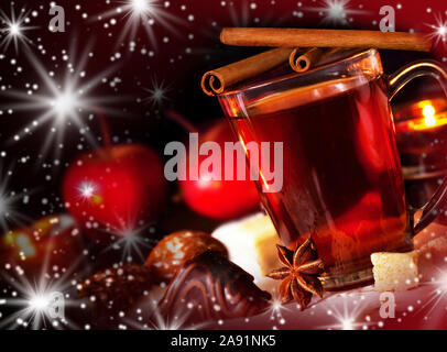 Weihnachtsfeier und heiß gewürzter Wein mit Süßigkeiten Stockfoto