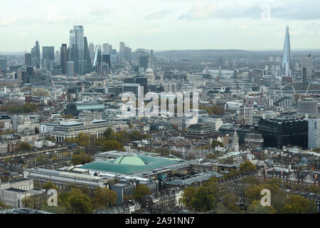 Das British Museum (unten links), der Shard (rechts), die Walkie Talkie (oben Mitte), St Paul's Cathedral (Mitte), Tower Bridge (oben rechts) und die Innenstadt von London (links) von der BT Tower in Westminster, London. Stockfoto
