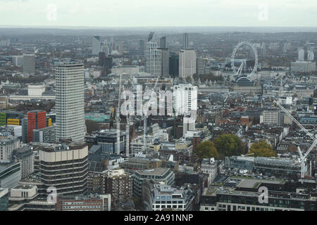Mittelpunkt (links), das London Eye (oben rechts), die Southbank Centre (rechts), und dem Rasiermesser (oben Mitte) aus dem BT Tower in Westminster, London. Stockfoto