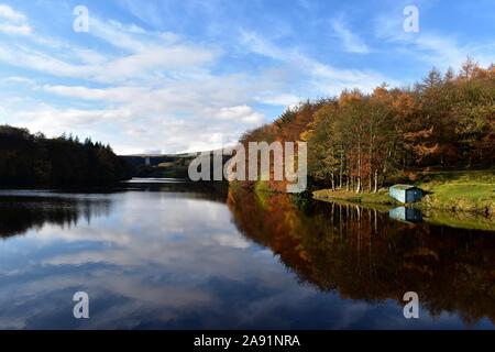 Herbst Sonne auf den Bäumen und Boot Haus bei Ryburn Behälter. Stockfoto