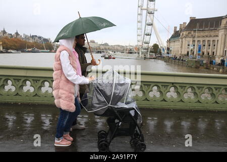 Westminster London, UK. 12. November 2019. Fußgänger die Regen auf die Westminster Bridge an einem kalten herbstlichen Tag in London tapfer. Credit: Amer ghazzal/Alamy leben Nachrichten Stockfoto