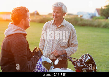 Vater mit erwachsenen Sohn sprechen Stockfoto