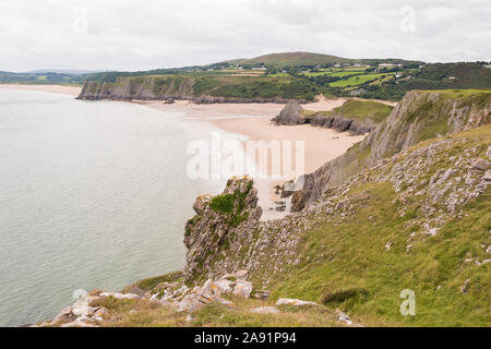 Auf einer Klippe mit Blick auf den Strand bei Drei Zinnen Bucht auf der Halbinsel Gower, Wales Stockfoto