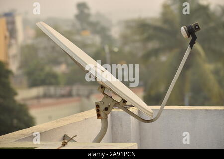 Installierte Schüssel oder DTH oder direkt an Home tv auf dem Dach, die für den Empfang von TV Programmen genutzt wird. Stockfoto