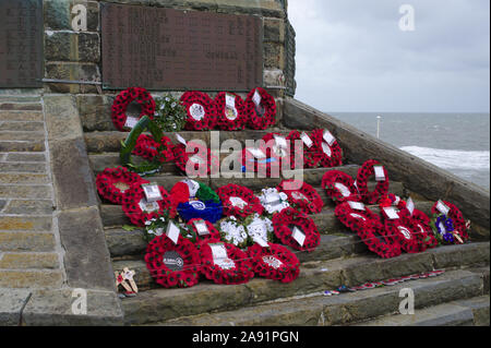 Mohn Kranz, Aberystwyth war Memorial gelegt Stockfoto