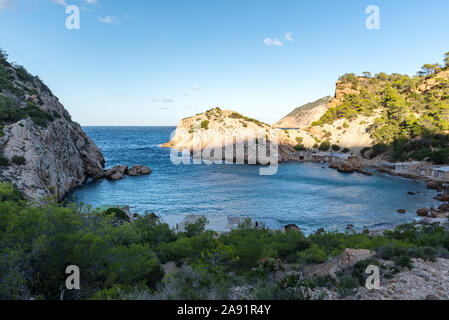 Das türkisfarbene Wasser in Es portitxol, Ibiza, Spanien. Versteckte Bucht auf der Insel Ibiza, in Sant Joan de Labritja. Stockfoto