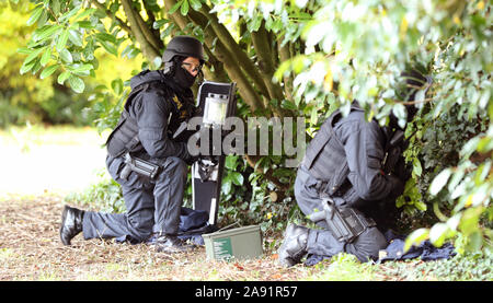 Mitglieder der Gardasee Emergency Response Unit während einer multi Agentur notfallübung am Newtownfane Pumpstation, Co Louth, Irland. Stockfoto