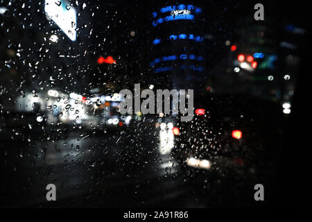 Regentropfen am Fenster Stockfoto