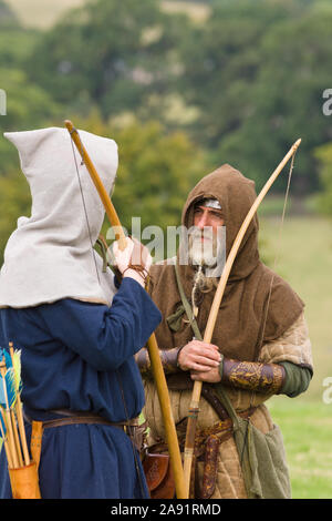 Mittelalterliche Schlacht Re-enactors gekleidet als Bogenschützen vom Cwmwd Ial Gesellschaft NACHSPIELEN der Schlacht von Crogen 1165 im Norden von Wales Stockfoto