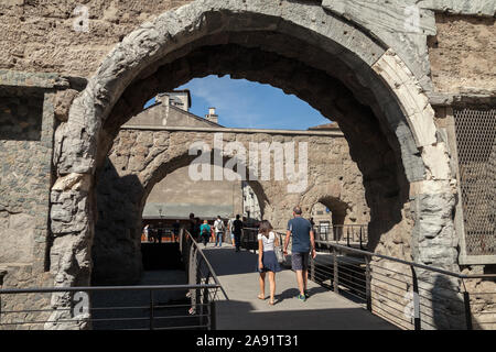 Italien, Aosta - 8. JULI: Ist Region Aosta in den italienischen Alpen. Blick auf die Porta Pretoria Was ist der östlichen Eingang der römischen Stadt von Augu Stockfoto