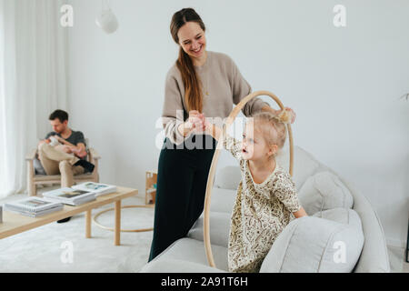 Mutter mit Tochter auf Sofa spielen Stockfoto