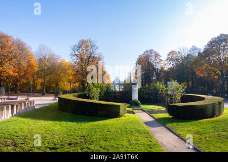 Brüssel, Belgien, 10. November 2019: Robert Schuman Statue in Brüssel, Belgien, mit dem Triumphbogen in Cinquantenaire Park im Hintergrund auf einem Stockfoto