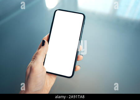 Nahaufnahme von Linken, Frauen, die sich in moderne Handy mit leeren Kopie Platz für Ihre Werbung Sms oder werbliche Inhalte. Verwendung Stockfoto