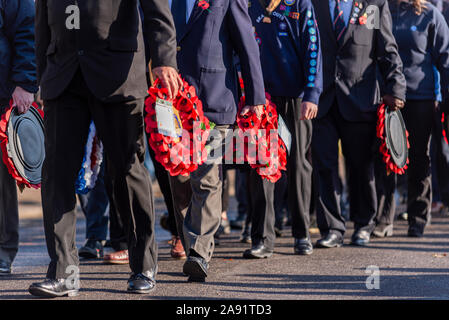 Erinnerung Sonntag Service gehalten an der Lutyens entworfen, Southend Ehrenmal war Memorial. Jung und Alt, die Kränze. Alle Altersgruppen Stockfoto