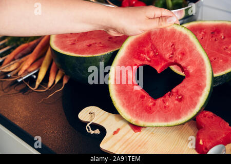 Hand mit Wassermelone Slice Stockfoto