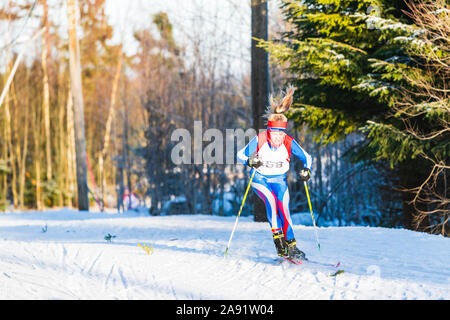 Frau, Skifahren Stockfoto