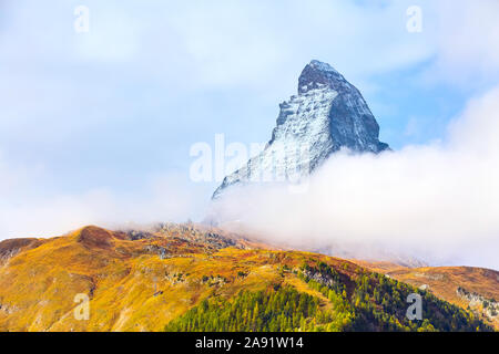 Matterhorn Schnee Mount Peak close-up in Wolken und Alpenpanorama, Schweiz, Schweizer Alpen Stockfoto