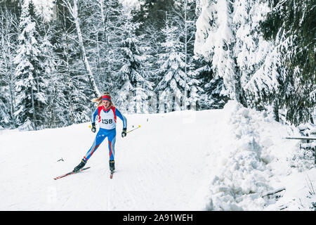 Frau, Skifahren Stockfoto