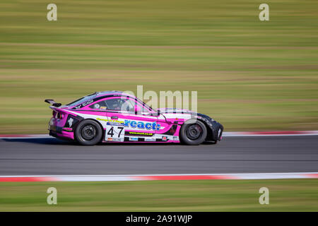 Rennwagen auf der Strecke panning Schuß in Donington Park rosa Ginetta G40 race car Stockfoto