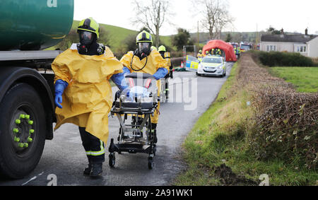 Feuer Besatzungen aus Nordirland und der Republik Irland bereiten einen Unfall in einem simulierten Crash mit einem Kraftstoff Lkw und Bus zu erholen, während einer multi Agentur Notfallübung, in Castleblayney, County Monaghan, Irland. Stockfoto