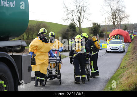 Feuer Besatzungen aus Nordirland und der Republik Irland bereiten einen Unfall in einem simulierten Crash mit einem Kraftstoff Lkw und Bus zu erholen, während einer multi Agentur Notfallübung, in Castleblayney, County Monaghan, Irland. Stockfoto