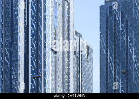 Nahaufnahme der einige moderne Wolkenkratzer mit einigen Scheibenwaschanlage arbeiten auf eine schwebende Plattform in Kuala Lumpur, Malaysia. Stockfoto