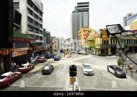 Das tägliche Leben mit Verkehr und die Leute gehen in Petaling Street an einem sonnigen Tag. Stockfoto
