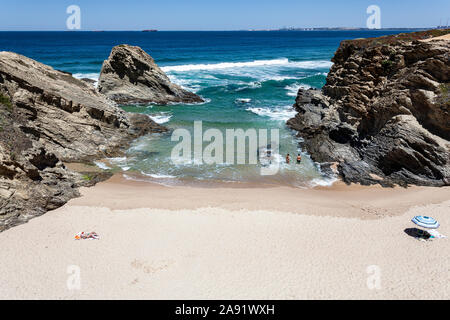 Portugal, Alentejo, Alentejo und der Vinzentiner Küste Naturpark, ein Strand von Porto Covo. Stockfoto
