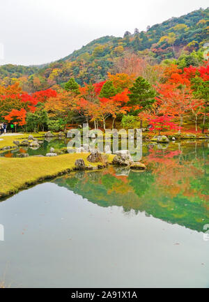 Blick auf den japanischen Garten im Herbst am Berg Arashi in Kyoto, Japan. Stockfoto