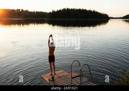 Boy am Steg Stockfoto