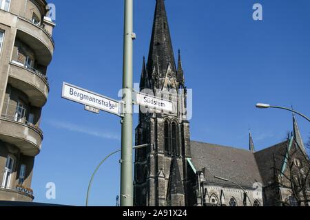 BERLIN - 3. MÄRZ 2014: Straße Zeichen von Südstern und Hasenheide mit gotischen Kirche im Hintergrund an einem klaren sonnigen Tag Stockfoto